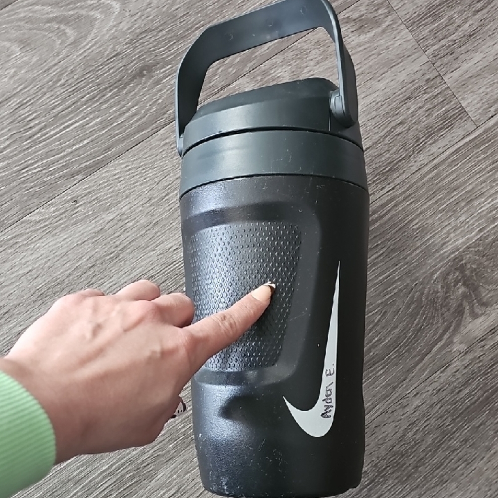 Nike sports drink holder with handle. 64 fl oz. Black and white